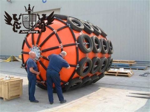 ISO 17357 Tiêu chuẩn 50kPa/80kPa Yokohama cao su Fender với lốp và chuỗi Marine Floating Fender