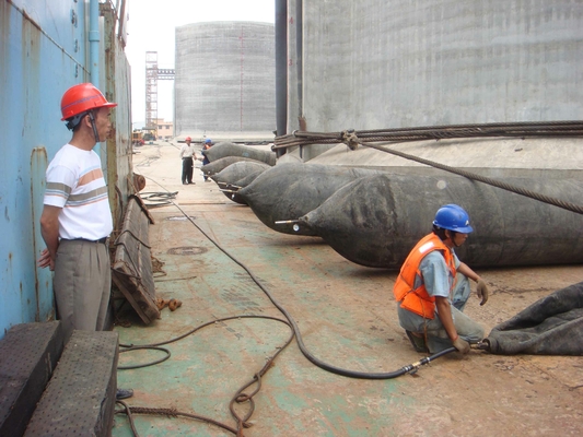 Túi khí nâng hạng nặng hàng hải cao su tự nhiên bơm hơi màu đen