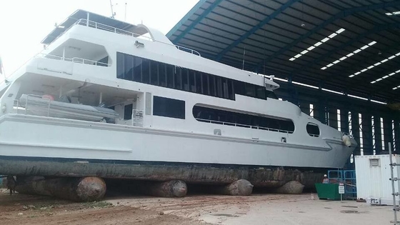 Túi khí cao su hàng hải Khả năng chuyên chở lớn Thuyền thân hình trụ Phóng túi khí