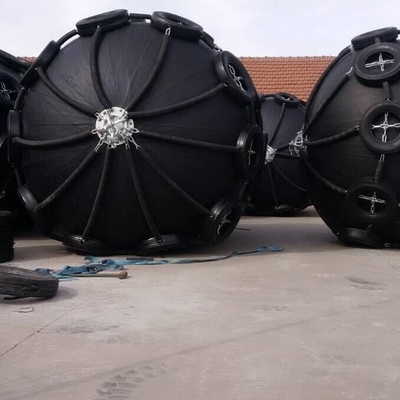 Tàu bảo vệ tàu nổi trên biển