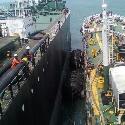 Tàu bảo vệ tàu nổi trên biển