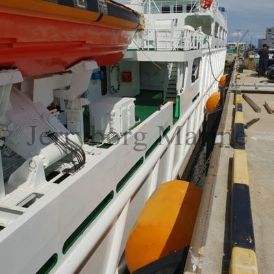 Tấm chắn bọt biển nổi Polyurethane với lốp và xích